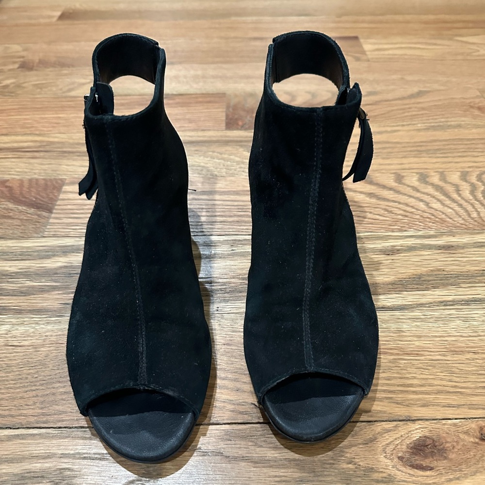 Munro 8.5 N peep toes slingbacks